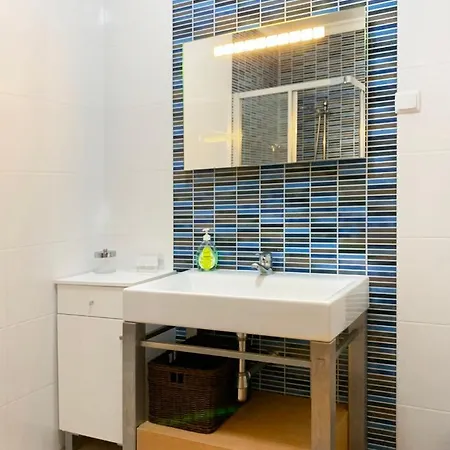 Central 2 Bed Apt Indoor& Outdoor Pool Gym Apartment