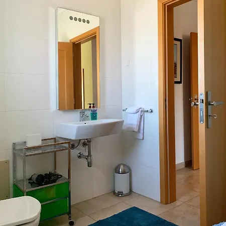 Central 2 Bed Apt Indoor& Outdoor Pool Gym