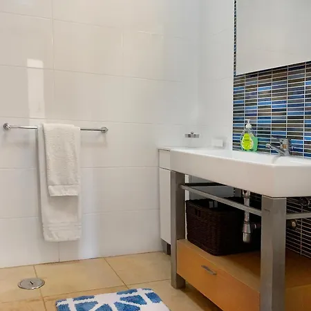 Central 2 Bed Apt Indoor& Outdoor Pool Gym Apartment