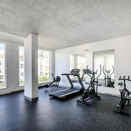 Central 2 Bed Apt Indoor& Outdoor Pool Gym *