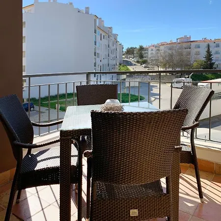 Central 2 Bed Apt Indoor& Outdoor Pool Gym *