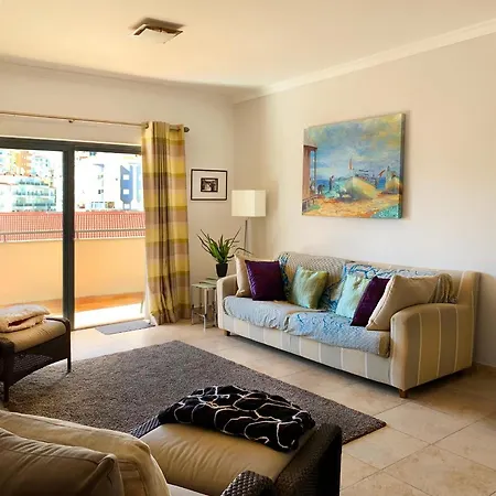 Central 2 Bed Apt Indoor& Outdoor Pool Gym